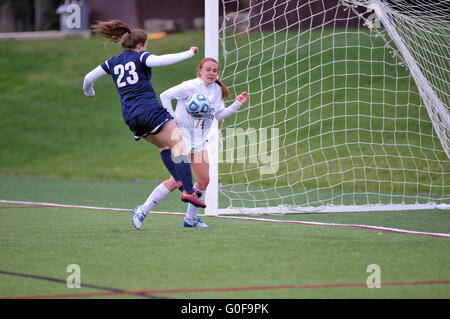 Avec le keeper bien hors du net un joueur quitte ses pieds pour marquer dans un filet ouvert pratiquement au cours d'un match de l'école secondaire. USA. Banque D'Images