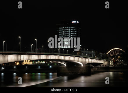 Pont Deutzer à Cologne la nuit Banque D'Images