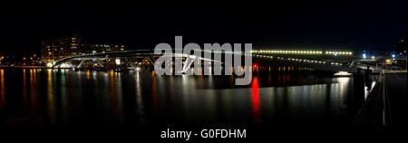 Vue panoramique de nuit sur le pont moderne à Amsterdam Banque D'Images