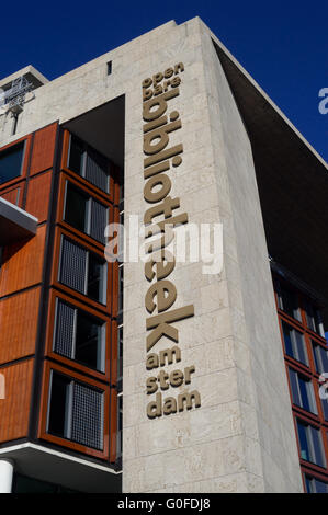 Bâtiment de la bibliothèque publique centrale d'Amsterdam et le logo moderne Banque D'Images