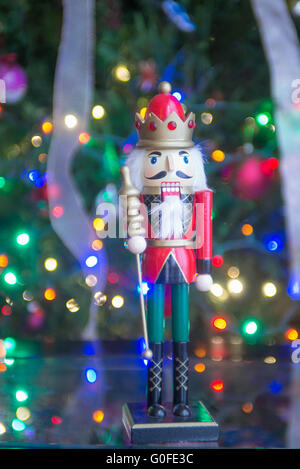 Casse-noisette soldat statue in front of decorated Christmas Tree Banque D'Images