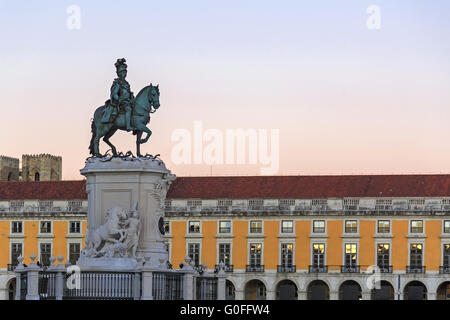 King Jose je statue près Lisbonne Story Center au coucher du soleil Banque D'Images