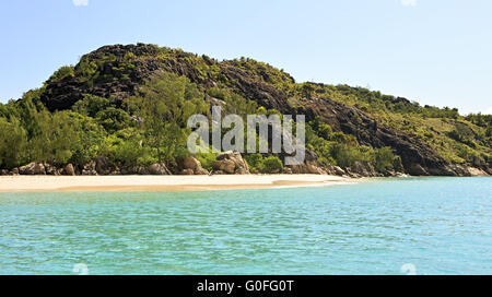 Belle plage sur l'île de Praslin en Océan Indien. Banque D'Images