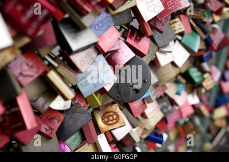 Les cadenas de l'amour des couples comme un signe de loyauté sur le pont Hohenzollern à Cologne Banque D'Images