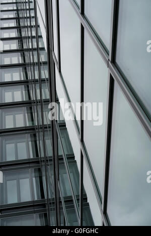 Façade moderne en verre d'un immeuble de bureaux à Cologne Banque D'Images