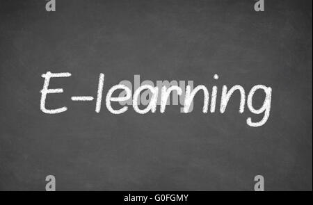 L'écriture à la main avec de la craie sur le concept e-learning blackboard Banque D'Images