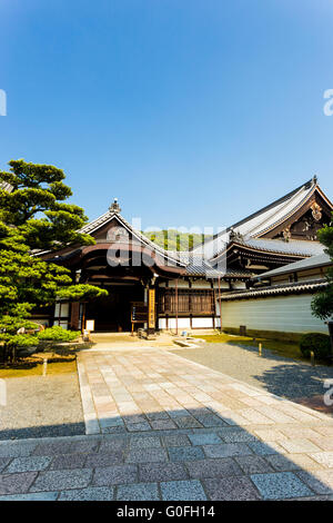 Blue Sky Temple Chion-In Kyoto d'entrée latérale V Banque D'Images