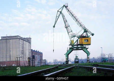 Grue dans le port de Magdeburg Banque D'Images