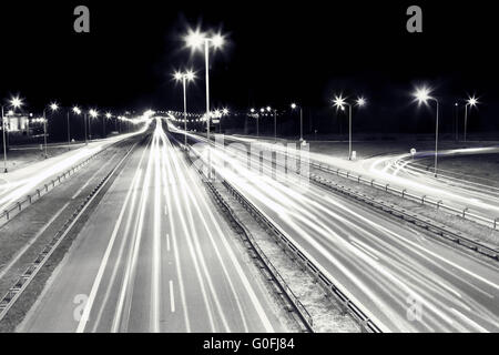 Route de nuit. Les feux de voitures en mouvement dans la rue. Transports Banque D'Images