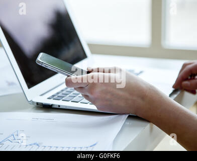 Le travail de bureau sur ordinateur portable Banque D'Images