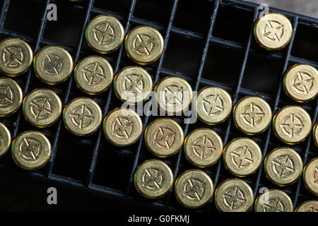 Cartouches de petit calibre de diffusion sur un fond de bois Banque D'Images