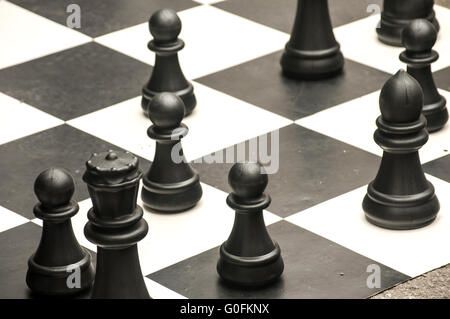 Partie de damier avec de grandes pièces d'échecs Banque D'Images
