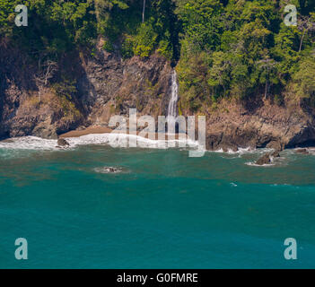 Parc national de Corcovado, COSTA RICA - Chute d'eau sur la côte Pacifique de la péninsule de Osa. Banque D'Images