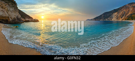 Coucher du soleil sur la Plage de Myrtos (Grèce, Céphalonie, Mer Ionienne). Banque D'Images