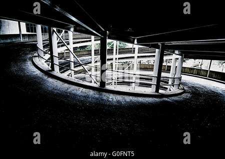 Rampe en spirale sur un parking à plusieurs étages de sortie dans une grande ville Banque D'Images