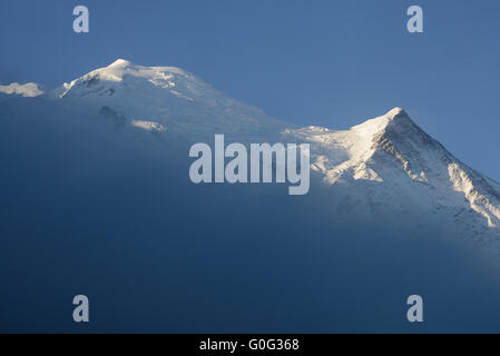 Dôme et aiguille du Goûter émergeant des nuages bas du matin.Chamonix Mont-blanc, haute-Savoie, Auvergne-Rhône-Alpes, France. Banque D'Images