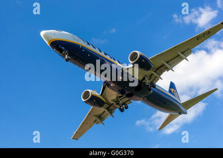 Boeing 737 atterrissage d'un avion Ryanair en approche de Prague, République tchèque Banque D'Images