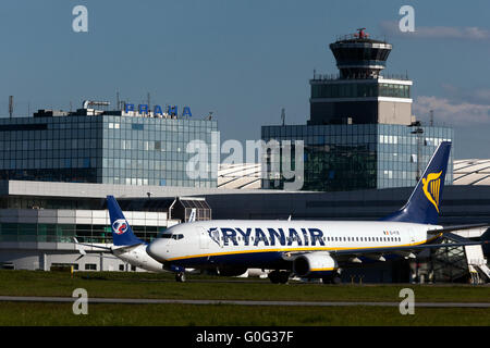 Avion Boeing 737 Ryanair, aéroport de Prague République tchèque Ryanair avion mis au sol piste au sol atterrissant, paysage de la tour de contrôle Banque D'Images