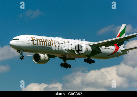 Avion Boeing 777-300 Emirates Airlines approchant pour atterrir, Prague, République tchèque Banque D'Images