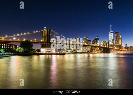 Vue sur le pont de Brooklyn au coucher de soleil Banque D'Images