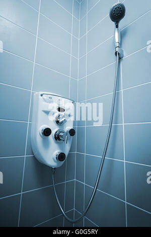 Nouvelle belle douche dans une salle de bains moderne Banque D'Images