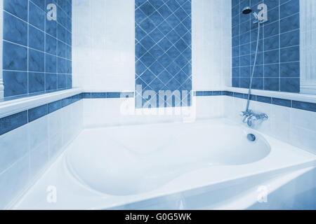 Belle baignoire blanc, dans une salle de bains moderne Banque D'Images