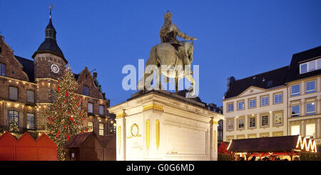 Jan Wellem memorial, marché de Noël avec arbre de Noel et Guildhall, Duesseldorf, Europe Banque D'Images