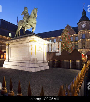 Jan Wellem memorial, marché de Noël avec arbre de Noel et Guildhall, Duesseldorf, Europe Banque D'Images