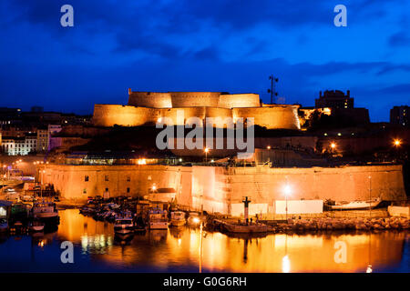 Marseille, France panorama de nuit, le port et la cathédrale. Banque D'Images