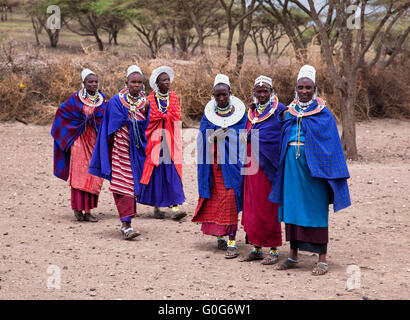 Les femmes masaï en face de leur village en Tanzanie, Afrique Banque D'Images