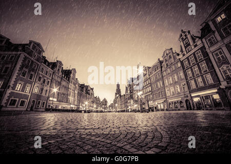 Les pavés de la vieille ville historique dans la pluie dans la nuit. Wroclaw, Pologne. Vintage Banque D'Images