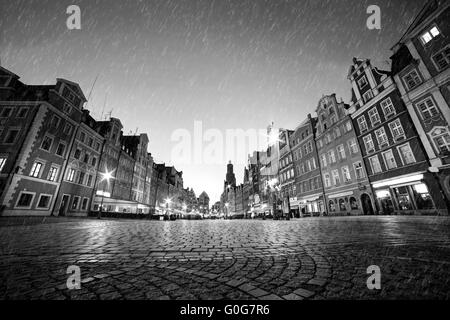 Les pavés de la vieille ville historique dans la pluie dans la nuit. Wroclaw, Pologne. Le noir et blanc Banque D'Images