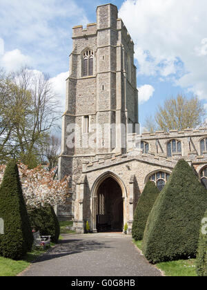 Voie menant à la porte de l'église de Saint Grégoire à Sudbury, Suffolk Banque D'Images