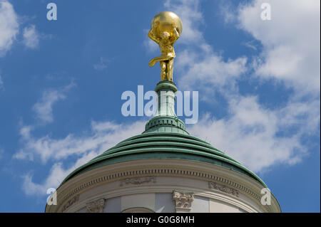 La sculpture de l'Atlas sur la flèche de l'Ancien hôtel de ville. Allemagne, Brandenburg, Potsdam (l'état c Banque D'Images