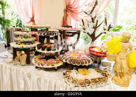 Réception de mariage, la décoration table des fruits et caces Banque D'Images