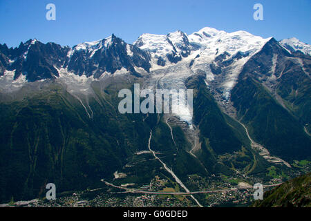 Mont Blanc-Massiv u.a. mit der Aiguille du Midi et Glacier des Bosson, Chamonix, France. Banque D'Images