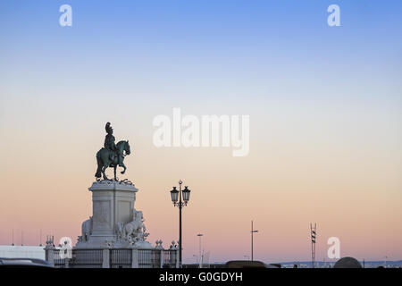 King Jose je statue près Lisbonne Story Center au coucher du soleil Banque D'Images