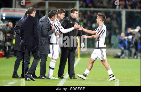 Italie, Florence : l'avant du Juventus Alvaro Morata (L) et la Juventus avant de Paulo Dybala substitutions au cours de l'italien de Série Banque D'Images