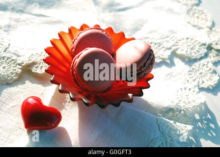 Coeur rouge et rose macarons Banque D'Images