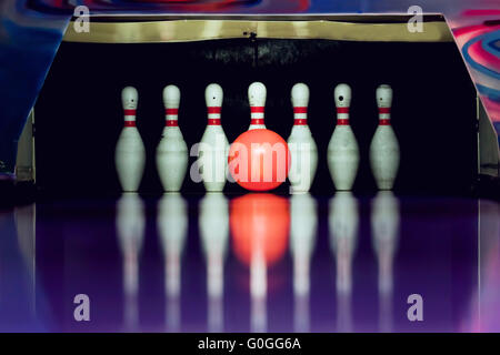 Le Bowling. Ball va frapper les quilles dans l'allée. Banque D'Images