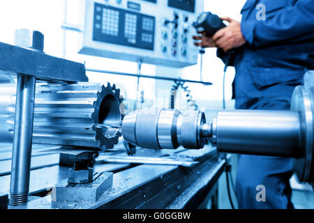 Exploitation de l'homme et perçage CNC boring machine. L'industrie Banque D'Images