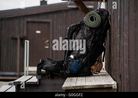 Sac à dos repose sur banc à l'extérieur de STF Sälka, Kungsleden trail, Laponie, Suède Banque D'Images