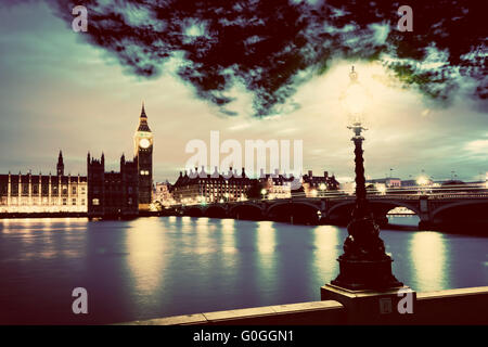 Big Ben, Londres le Royaume-uni au coucher du soleil. Rue Retro lampe lumière sur le pont de Westminster. Vintage Banque D'Images