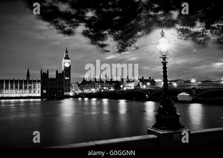 Big Ben, Londres le Royaume-uni au coucher du soleil. Rue Retro lampe lumière sur le pont de Westminster. Le noir et blanc Banque D'Images