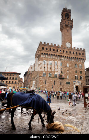 Hackney coach# 39;s l'avoir une pause de touristes à côté du Palazzo Vecchio à Florence, Italie Banque D'Images