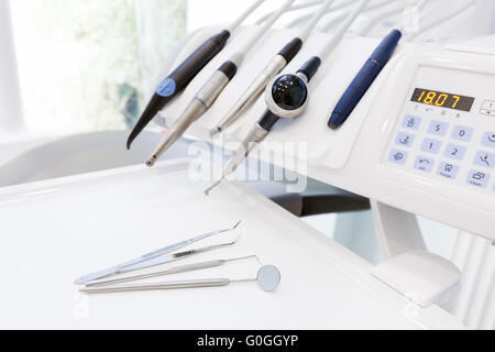 L'équipement et des instruments dentaires en cabinet de dentiste. La médecine dentaire Banque D'Images