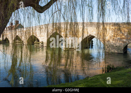 Nouveau pont est un pont du 13ème siècle, un bâtiment classé qui traverse la Tamise dans l'Oxfordshire. Banque D'Images