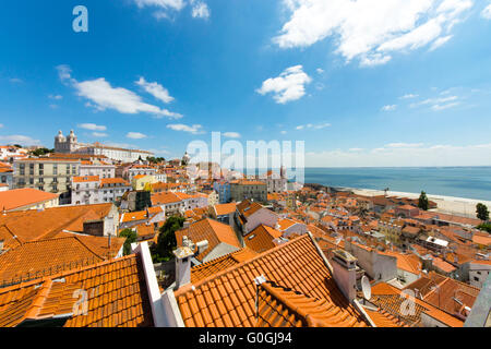 Vue sur le vieux quartier d'Alfama à Lisbonne Banque D'Images