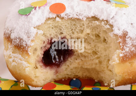 Sweet donut au carnaval de confettis et de confiture Banque D'Images