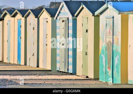 Cabines de plage traditionnelle britannique au Royaume-Uni mer cabines de plage aux couleurs vives Banque D'Images